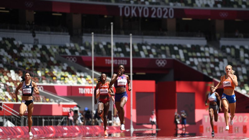 Fotografija: Američanka Wadeline Jonathas (v sredini) med nastopom v teku na 400 metrov na tokijskem olimpijskem štadionu. FOTO: Jewel Samad/AFP