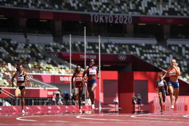 Američanka Wadeline Jonathas (v sredini) med nastopom v teku na 400 metrov na tokijskem olimpijskem štadionu. FOTO:&nbsp;Jewel Samad/AFP