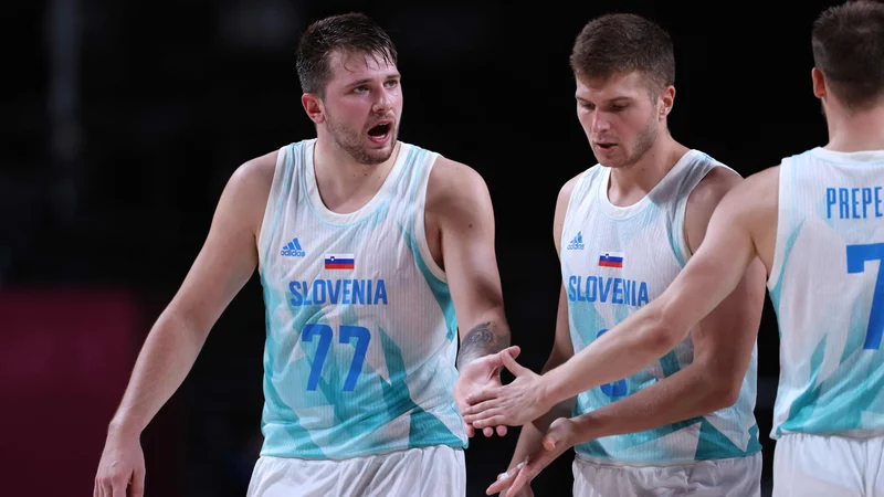 Fotografija: Luka Dončić in Edo Murić med dvobojem z Nemčijo. FOTO: Thomas Coex/AFP