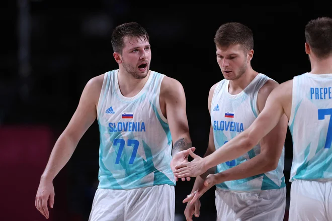 Luka Dončić in Edo Murić med dvobojem z Nemčijo. FOTO: Thomas Coex/AFP