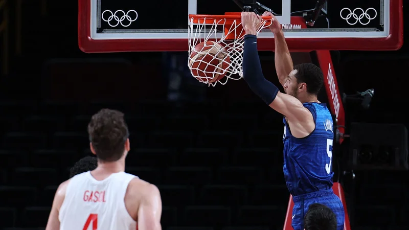 Fotografija: Zach LaVine (desno) je zabil žogo skozi obroč Španije. FOTO: Thomas Coex/AFP