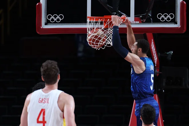 Zach LaVine (desno) je zabil žogo skozi obroč Španije. FOTO: Thomas Coex/AFP