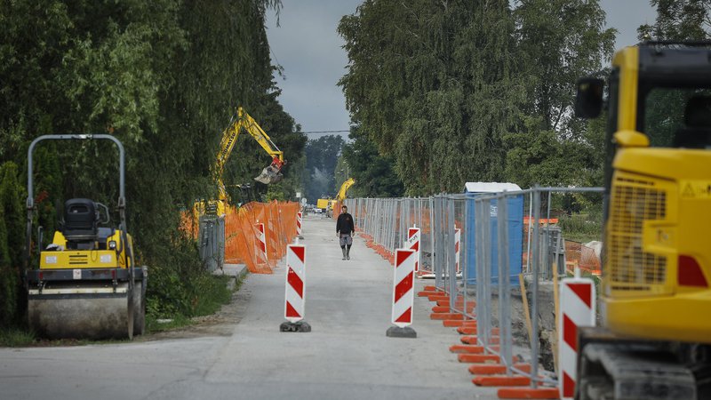 Fotografija: Obnova ceste skozi Črno vas bo trajala dve leti. FOTO: Jože Suhadolnik/Delo