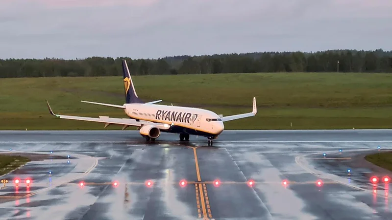 Fotografija: Irski nizkocenovnik Ryanair je prejšnji mesec opravil največ letov med evropskimi prevozniki, in sicer v povprečju 2175 na dan. FOTO: Andrius Sytas/Reuters