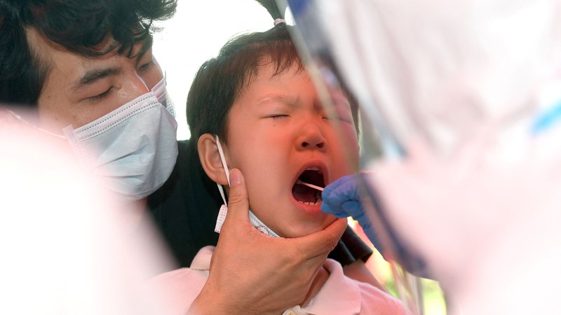 Fotografija: Vseh 11 milijonov Wuhančanov bodo testirali na covid-19. FOTO: AFP