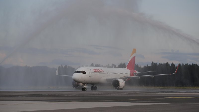 Fotografija: Prvi pristanek letala španske letalske družbe Iberia na Ljubljanskem letališču Jožeta Pučnika. FOTO: Uroš Hočevar/Kolektiff