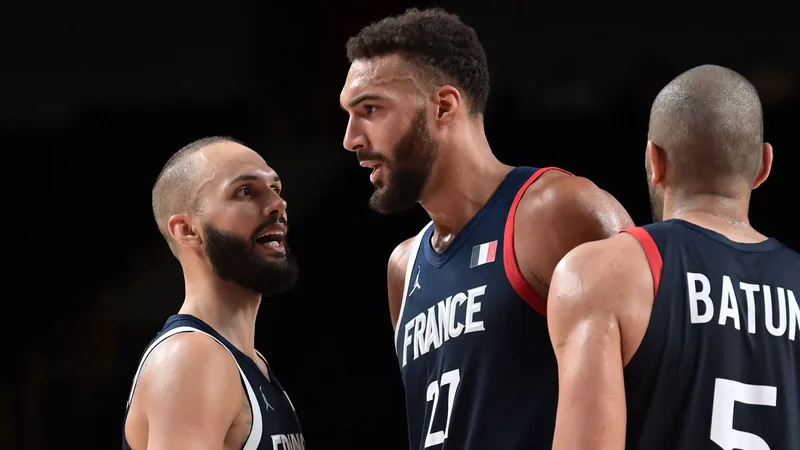 Fotografija: Evan Fournier, Rudy Gobert in Nicolas Batum (z leve) so najmočnejša francoska orožja na OI. FOTO: Aris Messinis/AFP