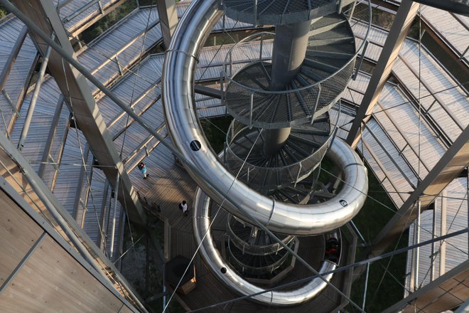 Za največ adrenalina poskrbi 60 metrov dolg zavit tobogan z vrha stolpa. FOTO: Jože Pojbič/Delo