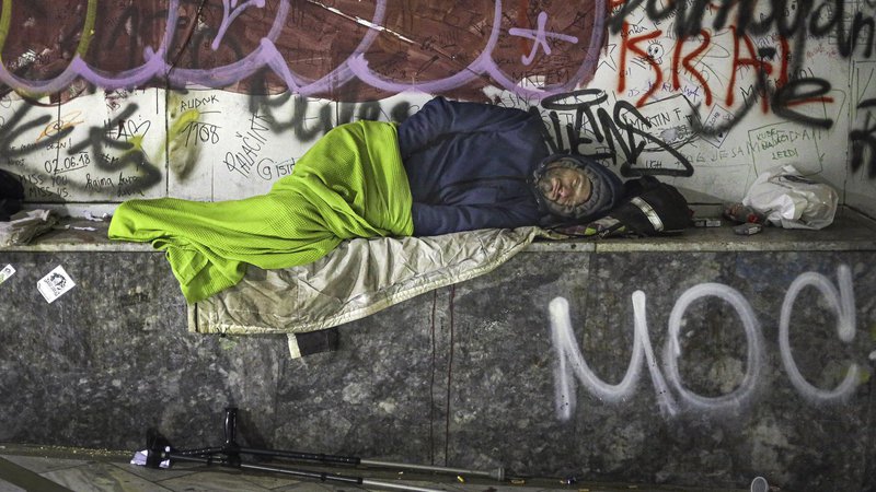 Fotografija: Brezdomci ne morejo zadržati osebnega prenočišča brez podpore skupnosti. Fotografiji Jože Suhadolnik