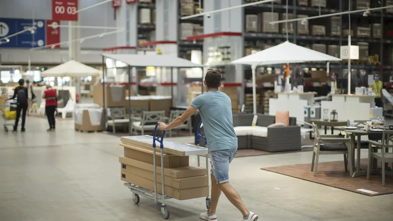 Nekaj več kot pet mesecev po odprtju prve trgovine v Sloveniji se že kažejo prvi obrisi, kako fenomen Ikea dojemamo slovenski potrošniki. Fotografije Jure Eržen