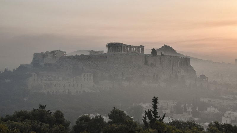 Fotografija: Dim je prekril središče Aten, gasilci pa upajo, da bodo gozdni požar danes spravili pod nadzor. Na fotografiji atenska akropola, obdana z dimom. FOTO: Louisa Gouliamaki/AFP
