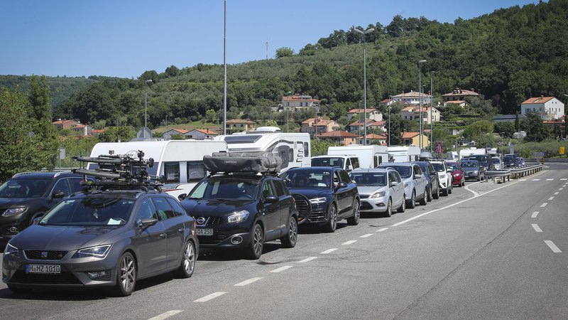 Fotografija: Gneči na uradnih mejnih prehodih s Hrvaško se v Istri v poletnem času ni mogoče izogniti. Iskanje neuradnih prehodov pa je kaznivo. FOTO: Jože Suhadolnik/Delo