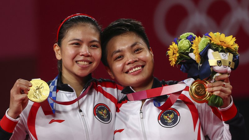 Fotografija: Indonezijski junakinji letošnje olimpijade sta igralki badmintona Apriyani Rahayu (desno) in Greysia Polii. FOTO: Leonhard Foeger/Reuters
