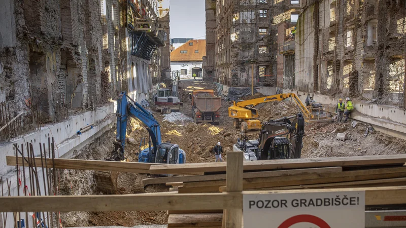 Fotografija: Povpraševanje po delavcih v industriji in gradbeništvu precej presega ponudbo, brezposelnih je tudi zato manj. FOTO: Voranc Vogel/Delo
