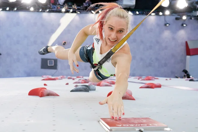 Janja Garnbret je uživala v tokijski steni in blestela že v kvalifikacijah. FOTO: AFP
