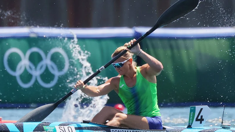 Fotografija: Špela Ponomarenko Janić med akcijo. FOTO: Maxim Shemetov/Reuters