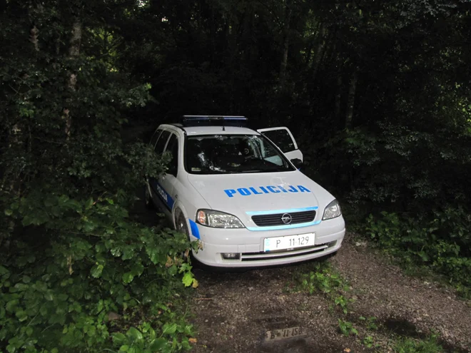 Policisti pri varovanju slovensko-hrvaške meje občasno naletijo tudi na kakšnega turista, ki si je želel skrajšati pot in se izogniti gneči na uradnih mejnih prehodih. FOTO: Nataša Čepar/Delo