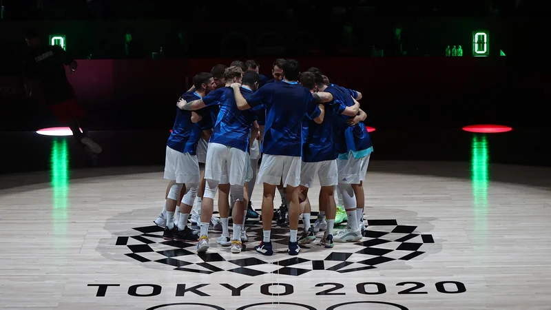 Fotografija: Slovenski košarkarji pred začetkom četrtfinalnega obračuna z Nemčijo v Saitami. Foto Sergio Perez/Reuters