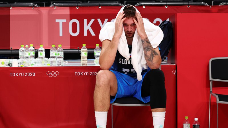 Fotografija: Luka Dončić še dolgo po dvoboju s Francozi ni mogel verjeti, da je Slovenija izgubila v olimpijskem finalu. FOTO: Brian Snyder/Reuters