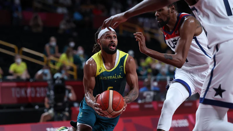Fotografija: Spretni Patty Mills (z žogo) je bil trd oreh tudi za Kevina Duranta (desno). FOTO: Thomas Coex/AFP