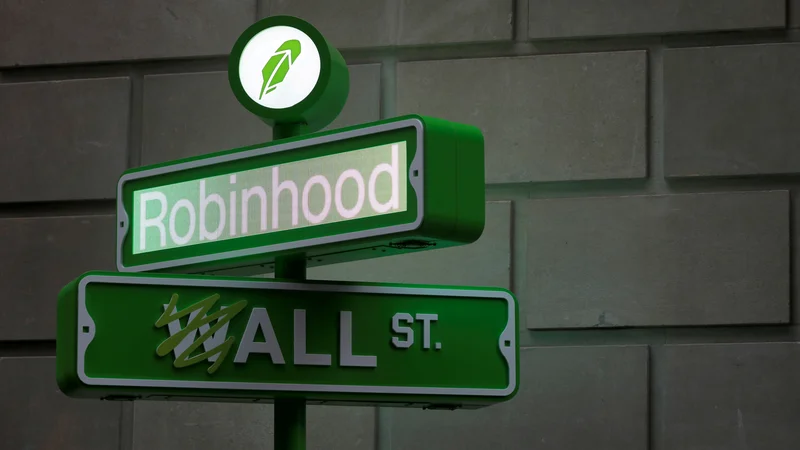Fotografija: Trgovalna platforma Robinhood z manj kot milijardo dolarjev letnih prihodkov je na borzi vredna skoraj 59 milijard dolarjev. FOTO: Andrew Kelly/Reuters