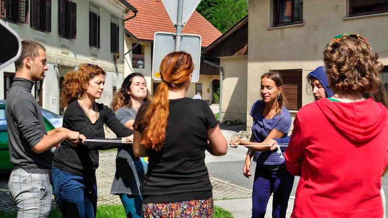 Fotografija: Festivalski preddogodek je mednarodni trening v gledališču zatiranih Theatre foLiving. FOTO: Žiga Auer