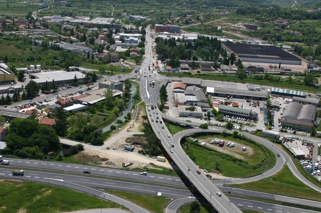 Križišče pri Slavčku in križišče pri Šalari ter nadvoz so najožje prometno grlo za Istro. FOTO: Boris Šuligoj
