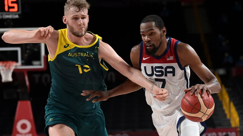 Fotografija: Jock Landale (levo) poskuša ustaviti Kevina Duranta, zvezdnika ekipe NBA Brooklyn Nets. FOTO: Aris Messinis/AFP