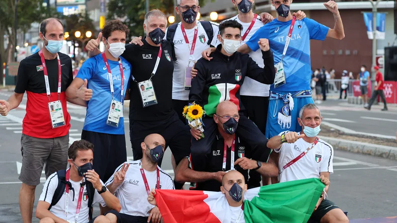 Fotografija: Massimo Stano (s šopkom) proslavlja z ekipo v parku Odori. (Photo by Giuseppe CACACE / AFP) FOTO: Giuseppe Cacace/AFP