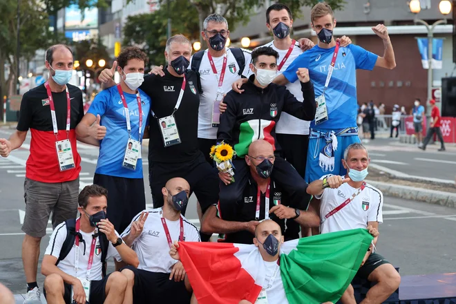Massimo Stano (s šopkom) proslavlja z ekipo v parku Odori. (Photo by Giuseppe CACACE / AFP) FOTO: Giuseppe Cacace/AFP