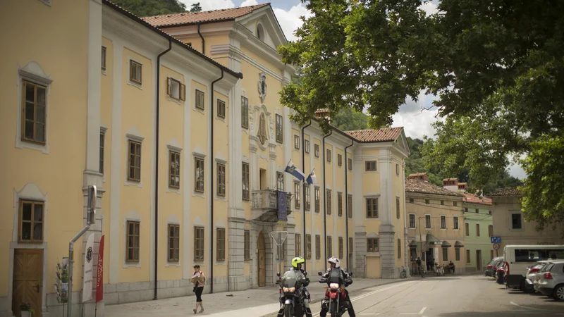 Fotografija: Povpraševanje in ponudba stanovanjskih nepremičnin sta ostali skorajda nespremenjena, epidemija pa ni imela občutnega vpliva na cene. FOTO: Jure Eržen/Delo