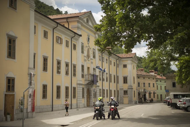 Povpraševanje in ponudba stanovanjskih nepremičnin sta ostali skorajda nespremenjena, epidemija pa ni imela občutnega vpliva na cene. FOTO: Jure Eržen/Delo