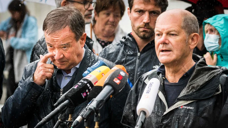 Fotografija: Armin Laschet (levo) in Olaf Scholz med obiskom v poplavah prizadetih območij v začetku avgusta. FOTO: Bernd Lauter/AFP