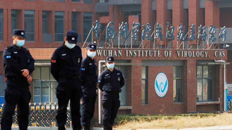 Fotografija: Vse od prvih mesecev pandemije ne potihnejo ugibanja, ali se ta morda ni začela na wuhanskem inštitutu za virologijo. Foto: Thomas Peter/Reuters