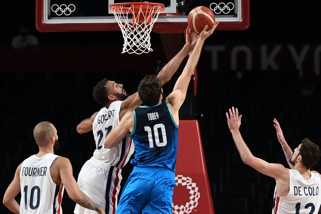 Rudy Gobert se je izkazal z nekaj osupljivimi blokadami. FOTO: Aris Messinis/AFP