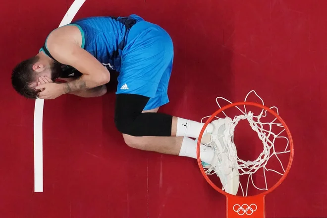 Luka Dončić med tekmo s Francijo. FOTO: Brian Snyder/AFP