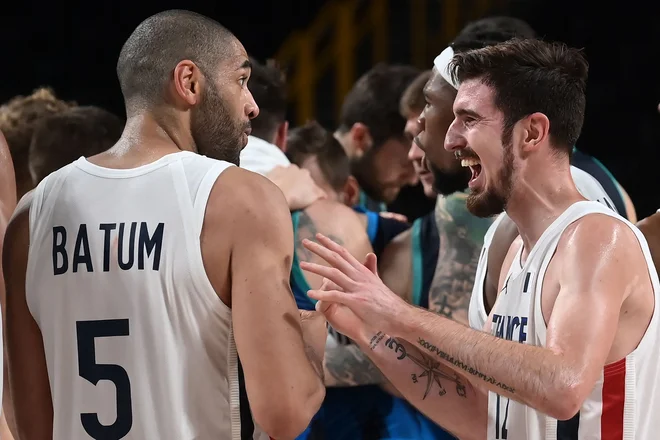 Nicolas Batum in Nando De Colo sta strla Slovence. FOTO: Aris Messinis/AFP