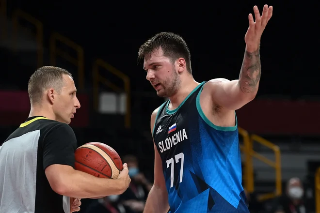 Luka Dončić je bil nezadovoljen z nekaterimi odločitvami sodnikov. FOTO: Aris Messinis/AFP