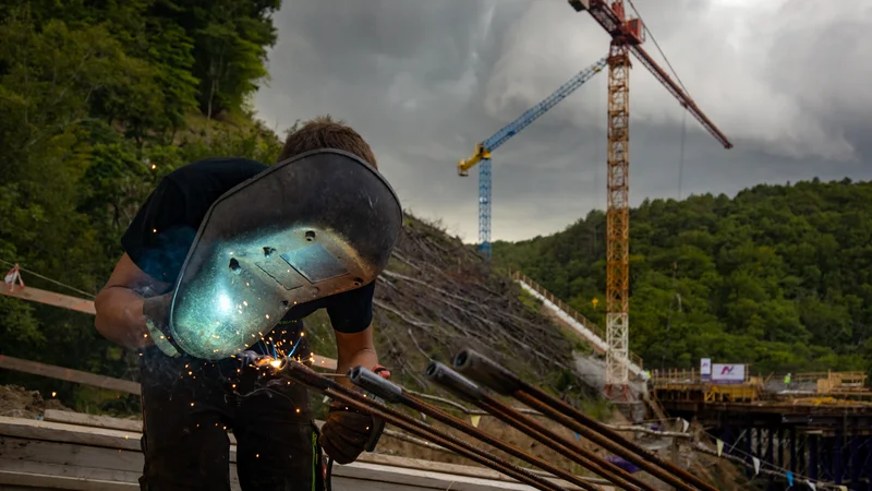 Fotografija: Gradbeništvo potrebuje svoj direktorat, ki bo poskrbel za učinkovito medresorsko usklajevanje med gradbeništvom, okoljem, gospodarstvom, kmetijstvom in infrastrukturo.
FOTO: Voranc Vogel/Delo