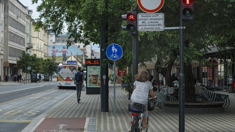 Fotografija: Semafor na križišču Slovenske in Dvořakove ulice je vzrok za nezadovoljstvo med kolesarji. FOTO: Jože Suhadolnik/Delo