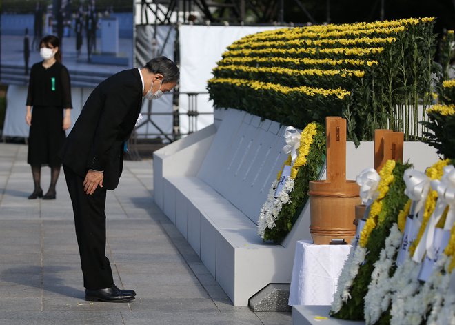 Japonski premier Jošihide Suga na slovestnosti ob 76. obletnici napada na Hirošimo. FOTO: Str/AFP