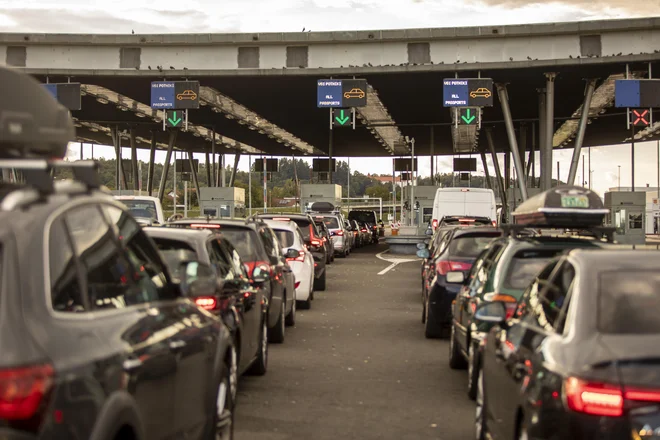 Države imajo zaradi preprečevanja širjenja koronavirusa vzpostavljene posebne režime prehajanja svojih državnih meja. FOTO: Voranc Vogel/Delo
