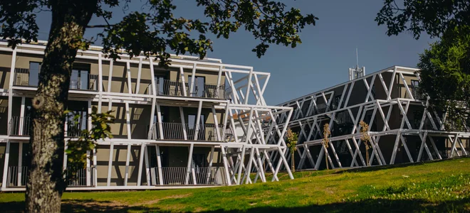 Na novi fasadi hotela se ponavlja motiv bele lipiške ograje. FOTO: Vid Rotar/Kobilarna Lipica