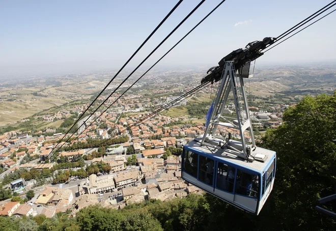 Republika San Marino ni otok sredi oceana, tudi trdnjava ni, njeno vsakdanje življenje je vpeto v življenje Emilije - Romanje, ki jo obkroža z vseh strani. FOTO: Reuters