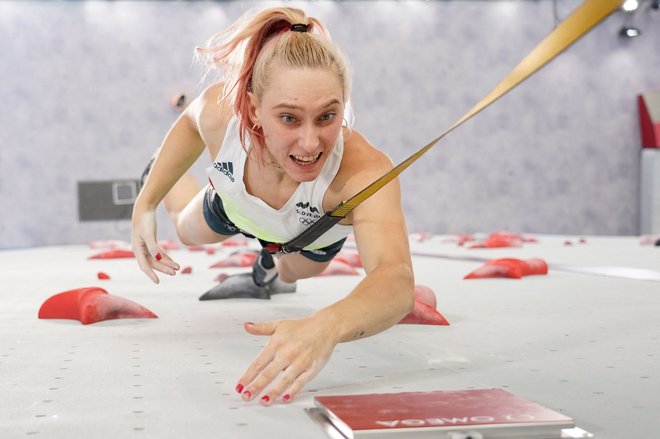 Garnbretova je v hitrostnem plezanju izboljšala slovenski rekord. FOTO: AFP