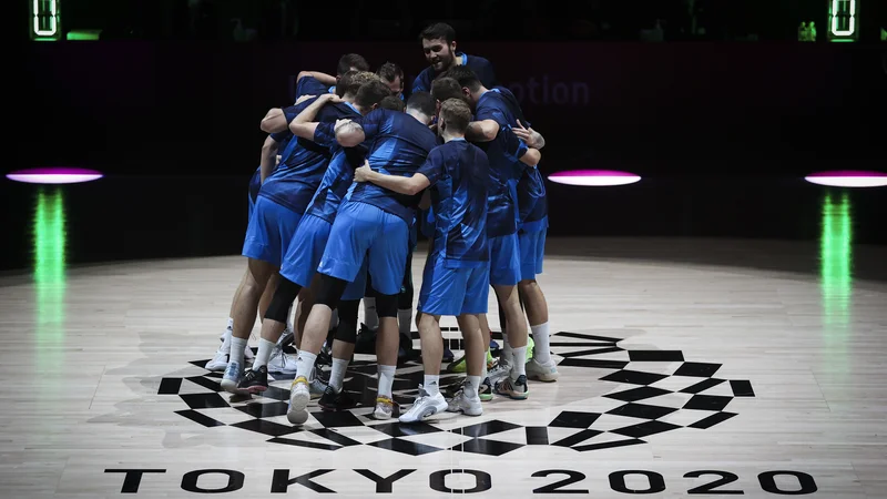 Fotografija: Slovenska košarkarska reprezentanca je odločno strnila svoje vrste pred izjemno pomembnim dvobojem za tretje mesto na olimpijskih igrah. Foto Anže Malovrh/STA