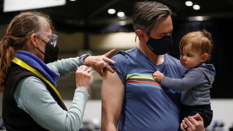 Fotografija: K cepljenju na družbenih omrežjih pozivajo tudi nekdanji dvomljivci, ki so zaradi covida-19 morali v bolnišnico ali pa je bil zanje celo usoden in to v njihovem imenu počnejo svojci. Foto Lindsey Wasson/Reuters