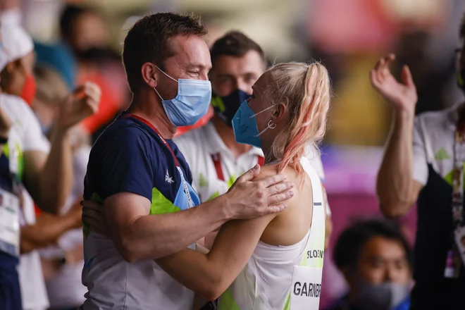 Janja Garnbret je po veličastni zmagi planila v obhem svojemu trenerju. FOTO: Anže Malovrh/STA