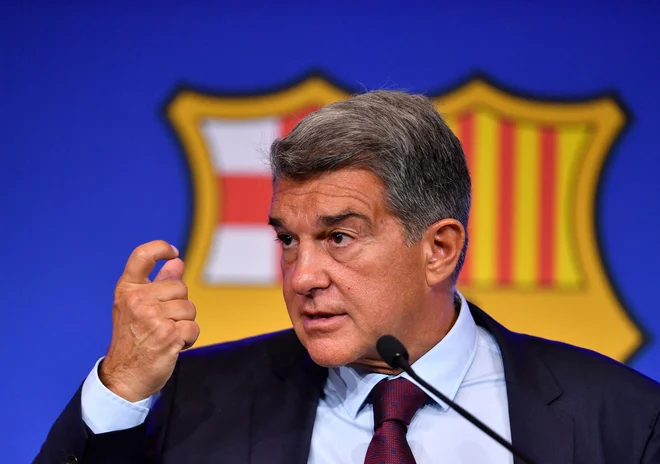 Joan Laporta obupano vije roke. Foto Pau Barrena/AFP