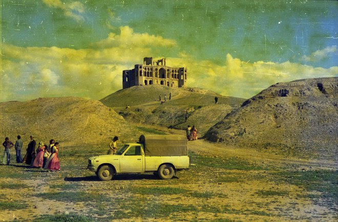 Utrdba Sherwana ... Twana je fotografiral vse, kar je srečal: pokrajine, rože, poroke, avtomobilske nesreče, politične shode, delavce, uporne borce, dogajanje na ulici, vsakodnevno življenje, prijatelje in družino. Kalar, Irak, 1980 Foto Twana Abdullah/DARST Projects